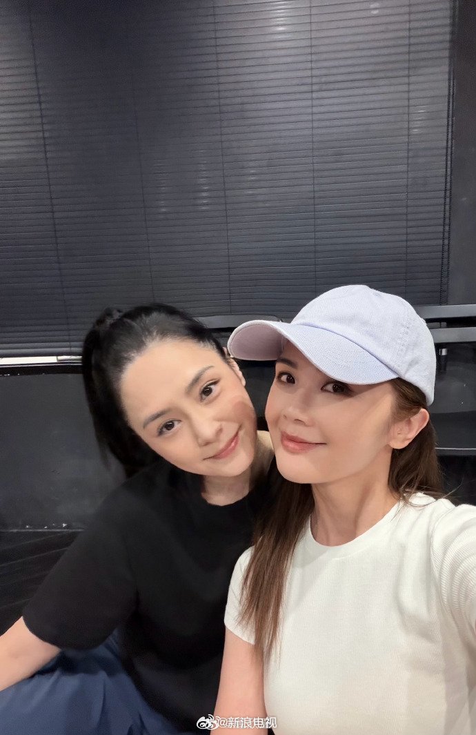 钟欣潼祝福蔡卓妍新婚快乐
