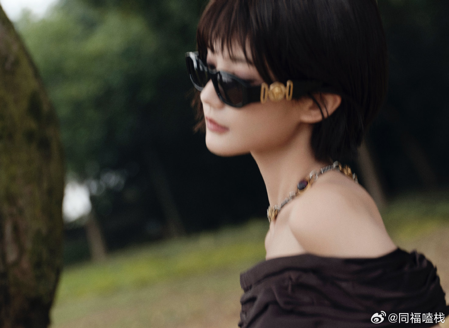 李一桐黑发短发造型亮相，御姐风格吸睛