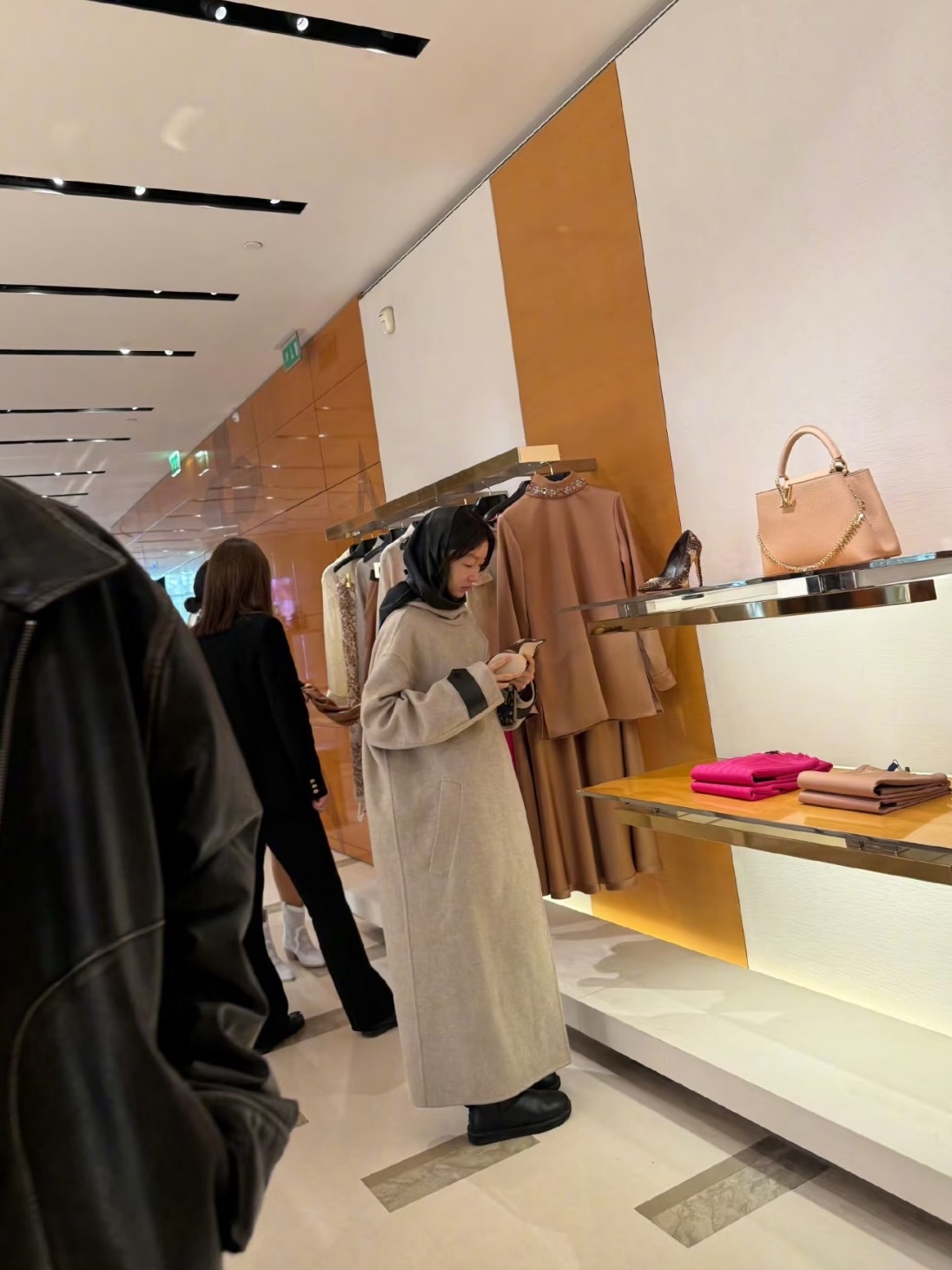 周冬雨巴黎素颜逛街，大衣造型气质出众