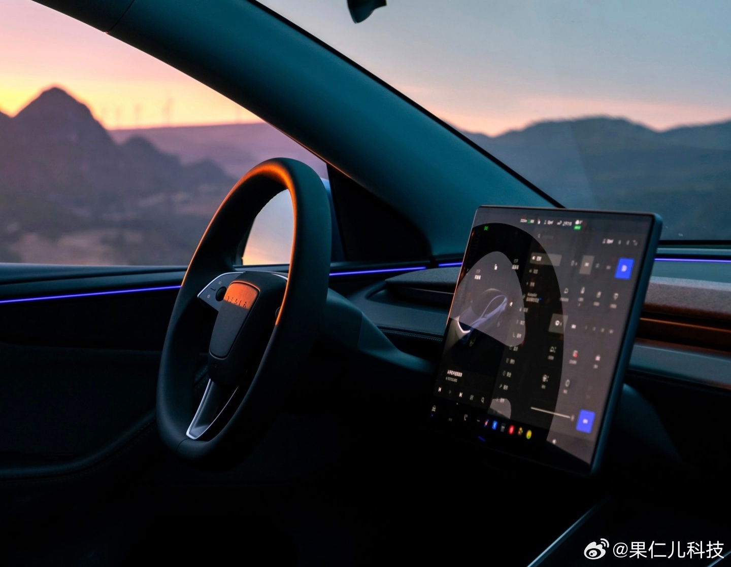 特斯拉FSD v14.1.3面向公众推送，优化操作连贯性