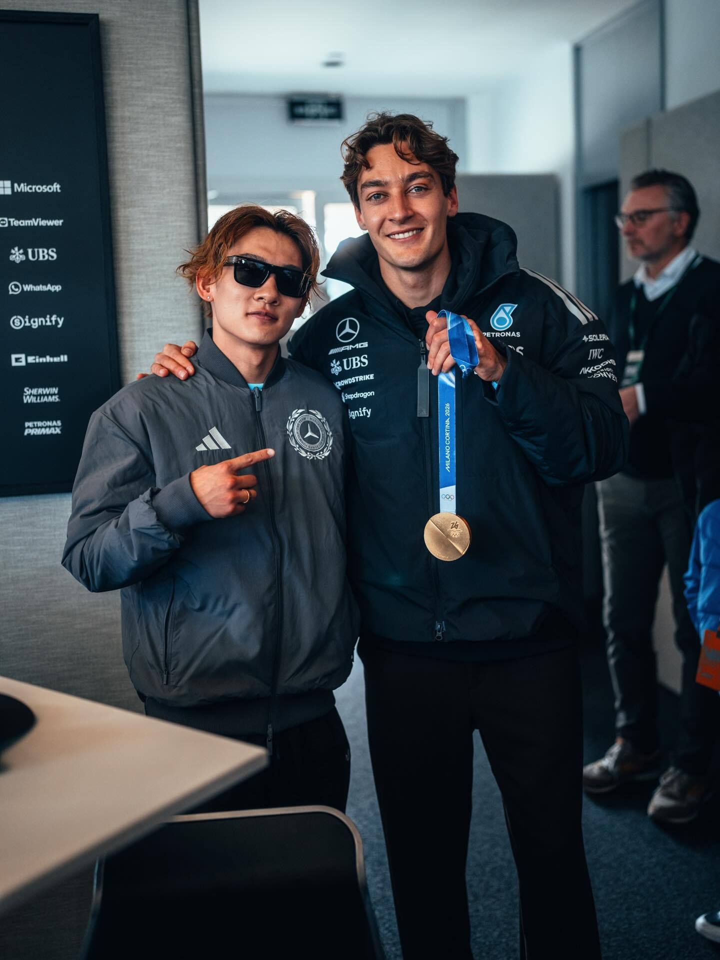 苏翊鸣晒F1观赛照，与新朋友共度速度周末