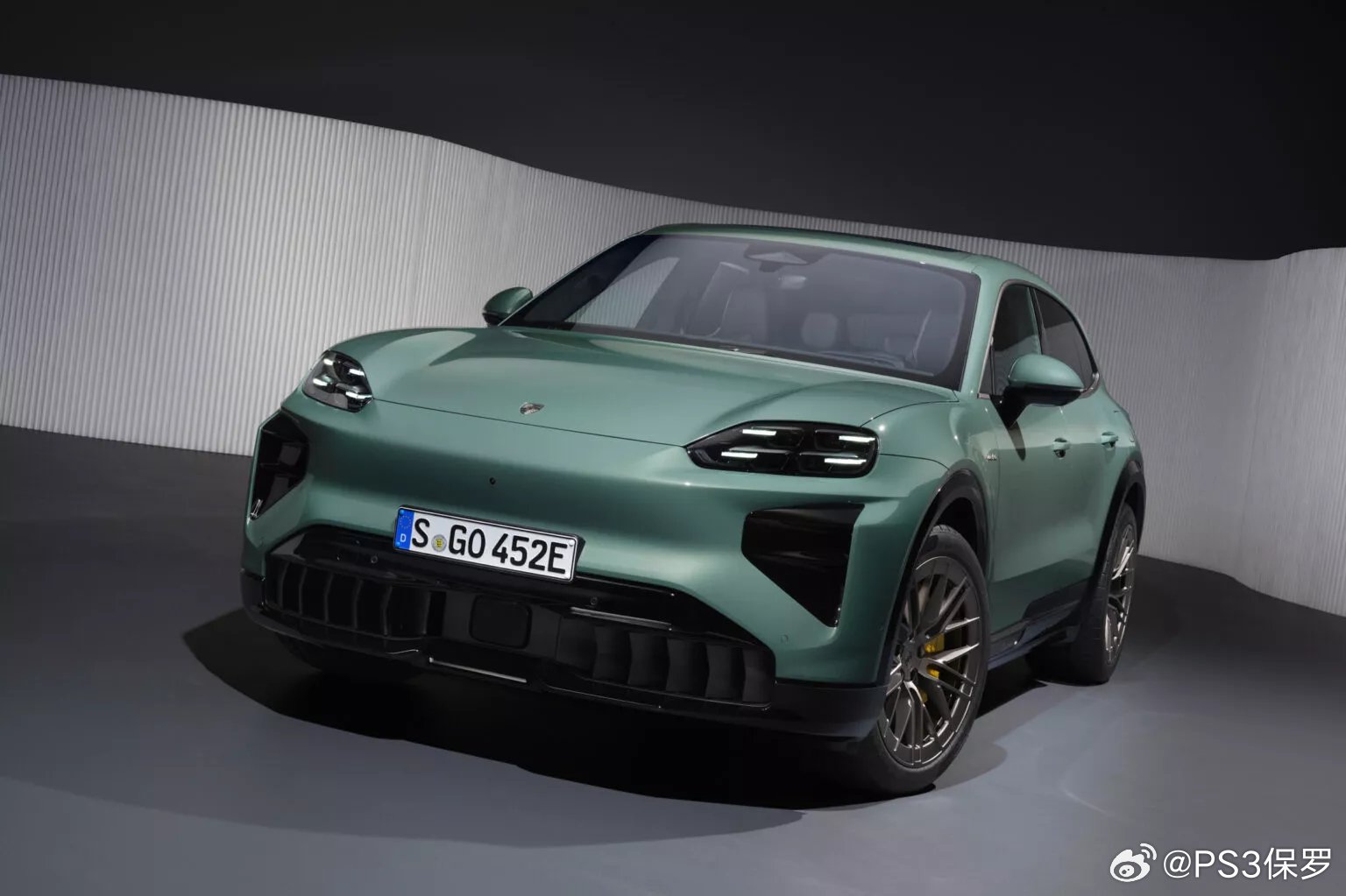 保时捷纯电卡宴发布，Turbo版1156匹2.5秒破百