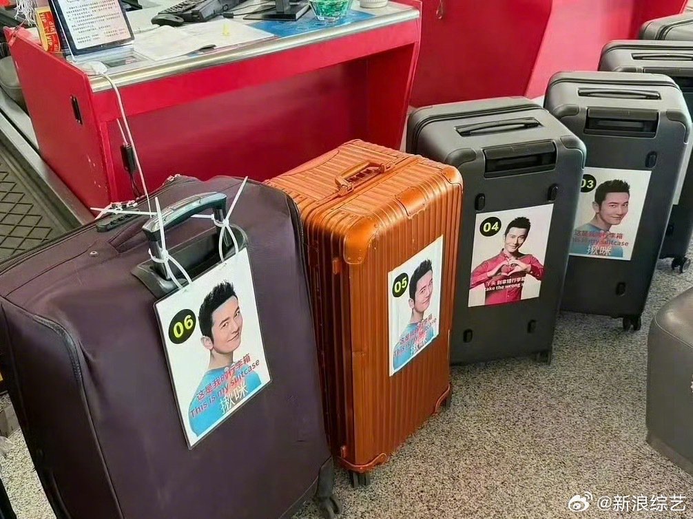 黄晓明泰国录中餐厅，表情包行李箱贴防错拿