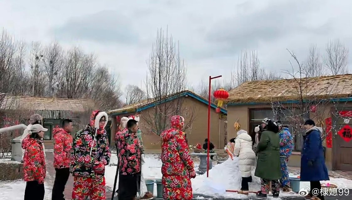 王鹤棣直播造型引关注，大花袄揣手手亮相