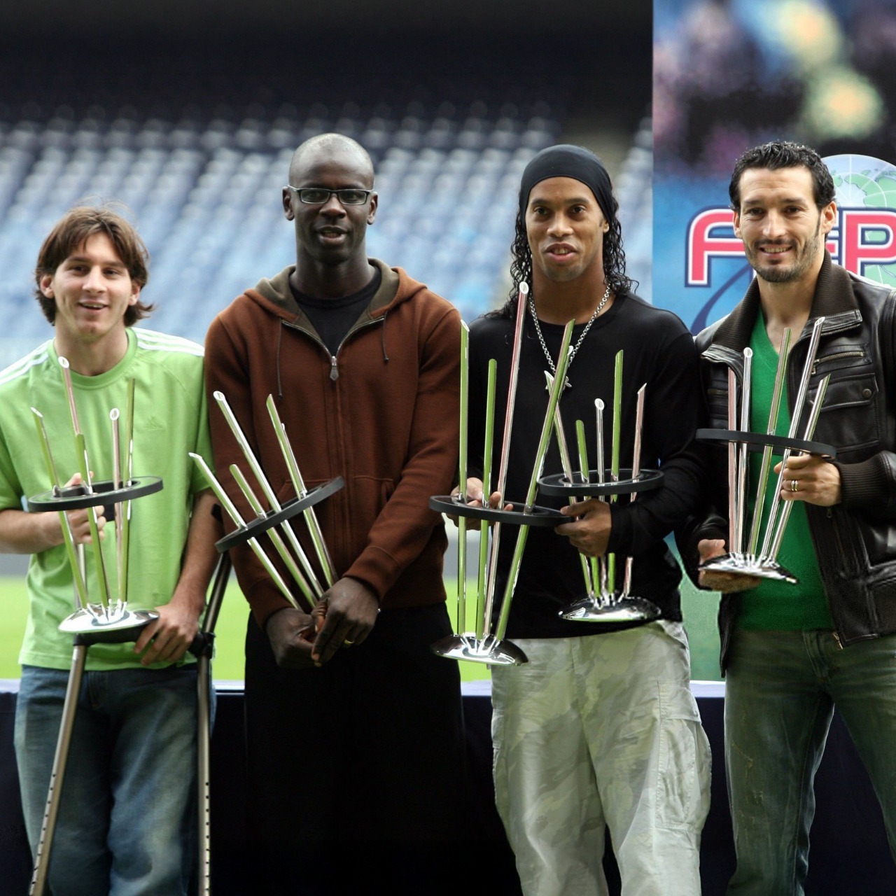 小罗晒2006年FIFPro最佳阵容照，梅西拄拐领新秀奖