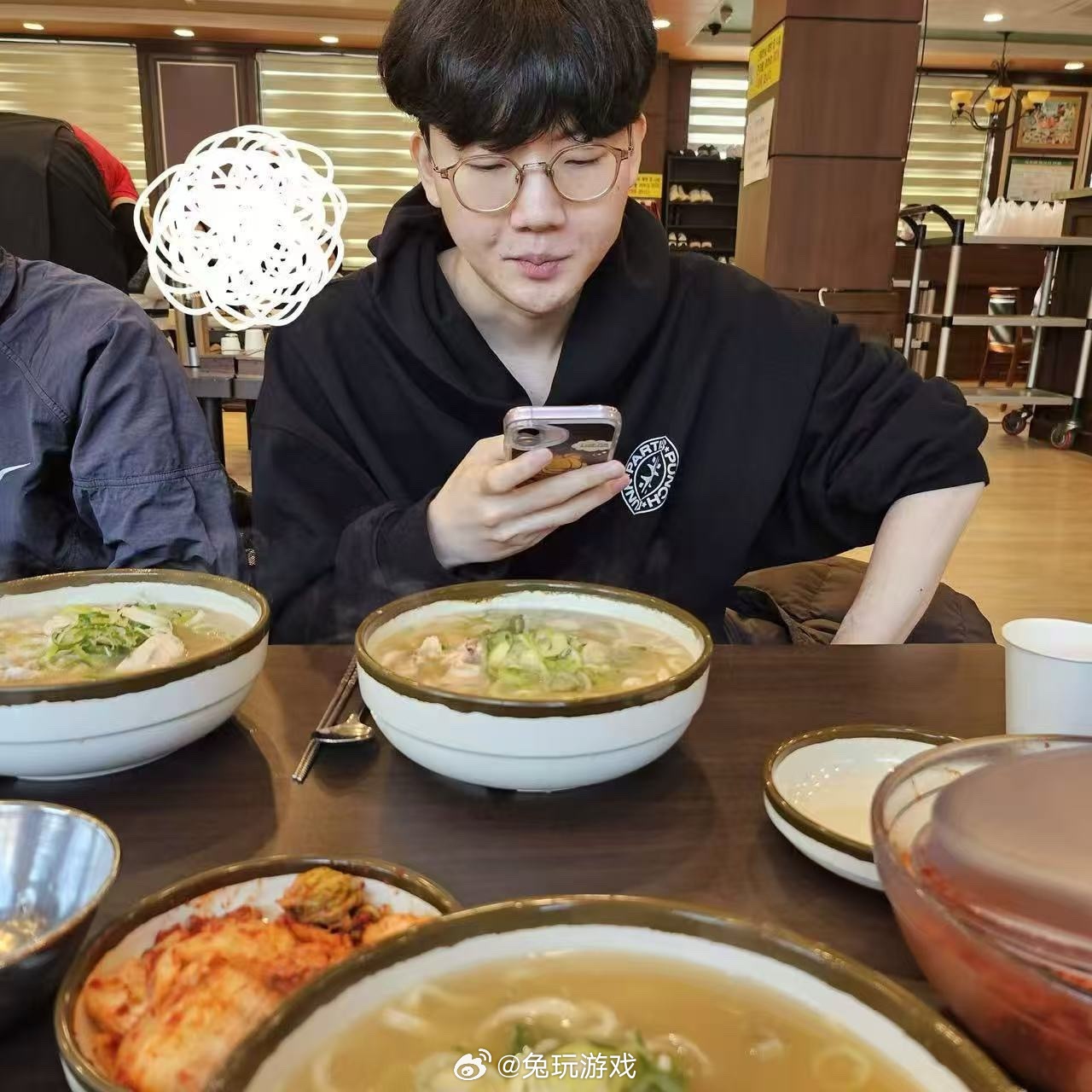 Viper回国首日约Peanut聚餐