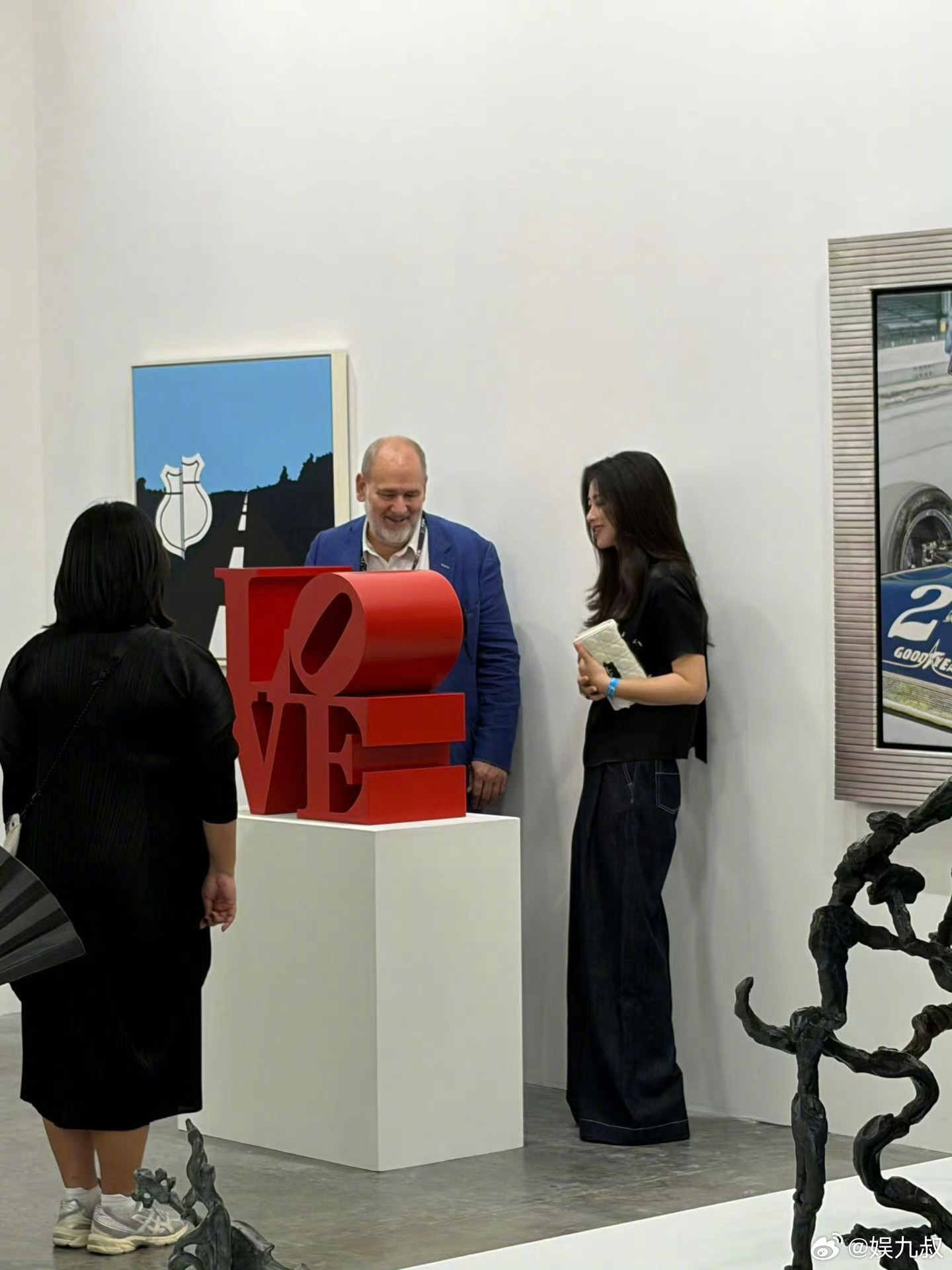 朱珠新加坡看展引热议，网友赞其魅力与素养