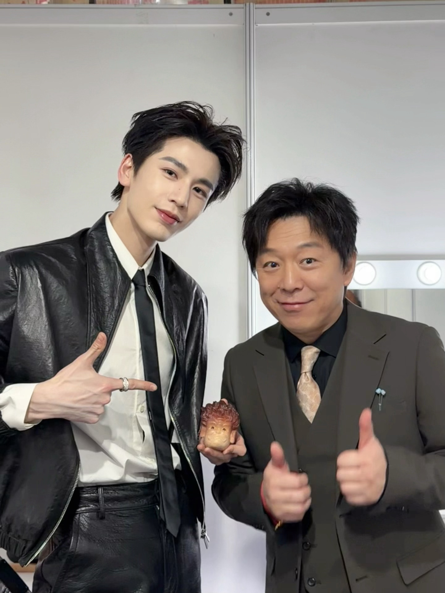 张凌赫发文连说四个感谢，与黄渤刘宇宁合影