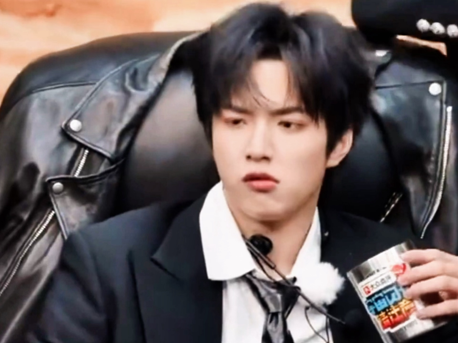 刘耀文坐李飞办公椅引热议