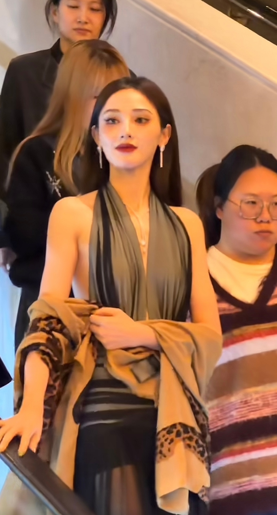 彭小苒亮相两套造型惊艳生图状态佳