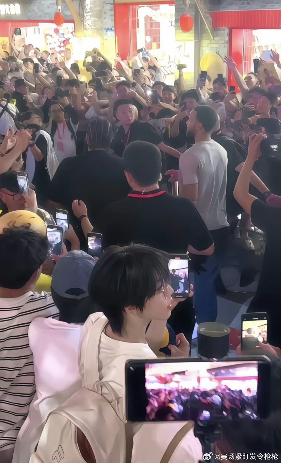 陈奕恒左奇函追星库里,举手机奔跑显专业