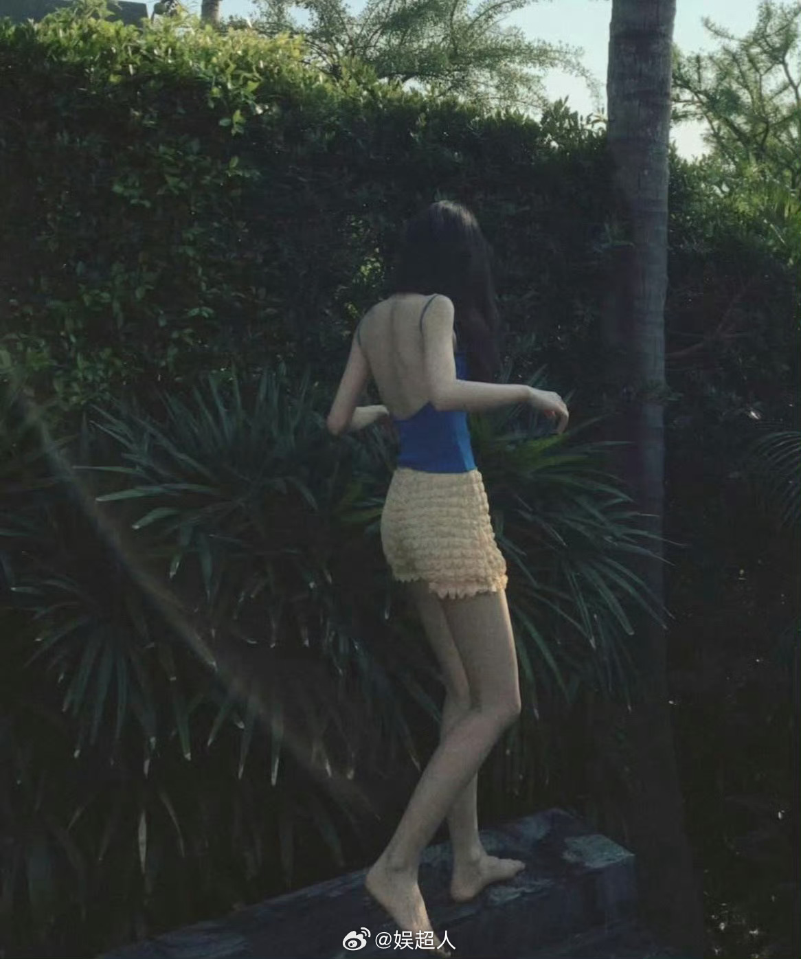 鞠婧祎晒ins度假照，身材曼妙引关注