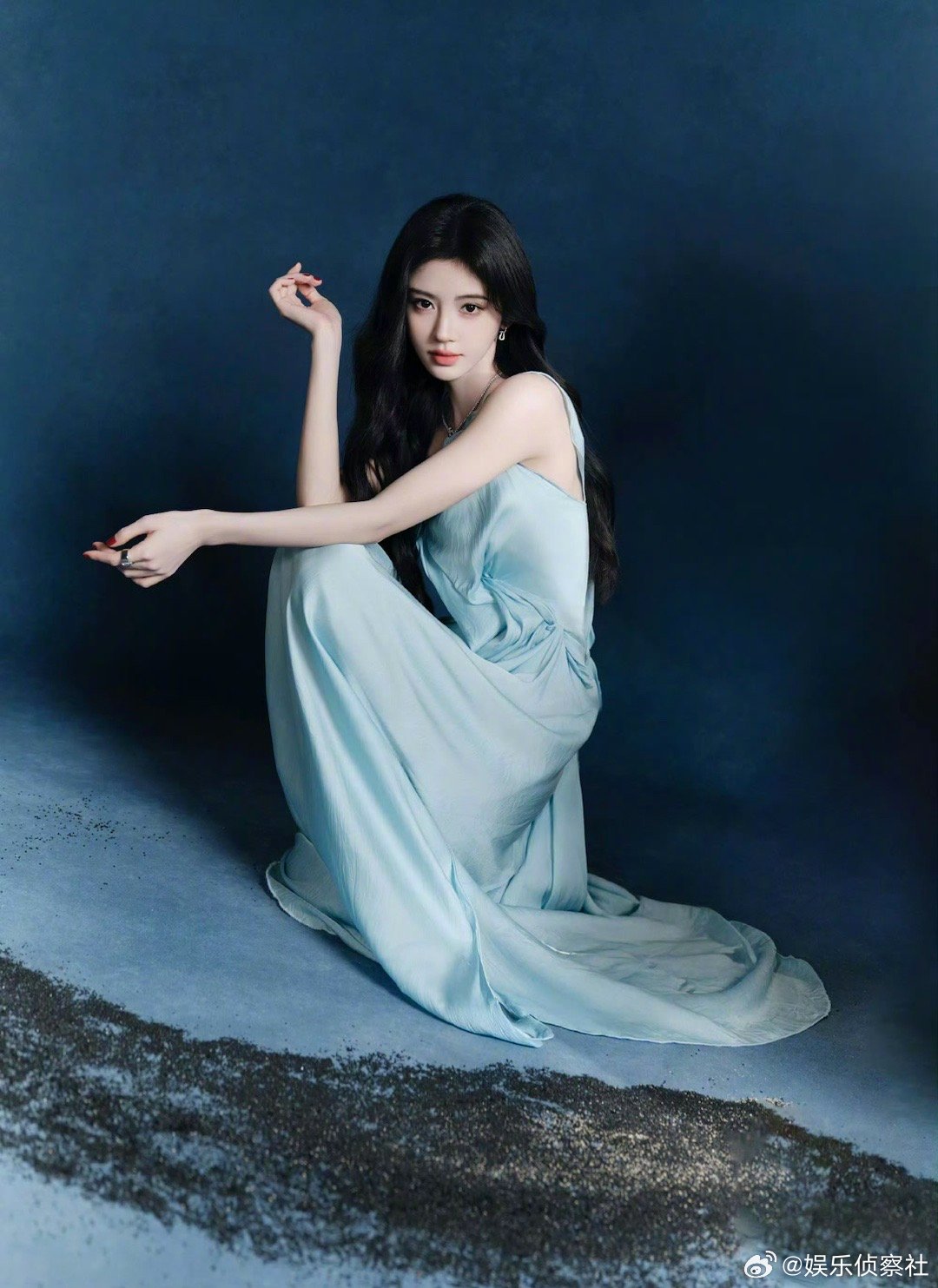 鞠婧祎亮相展现新高度美感