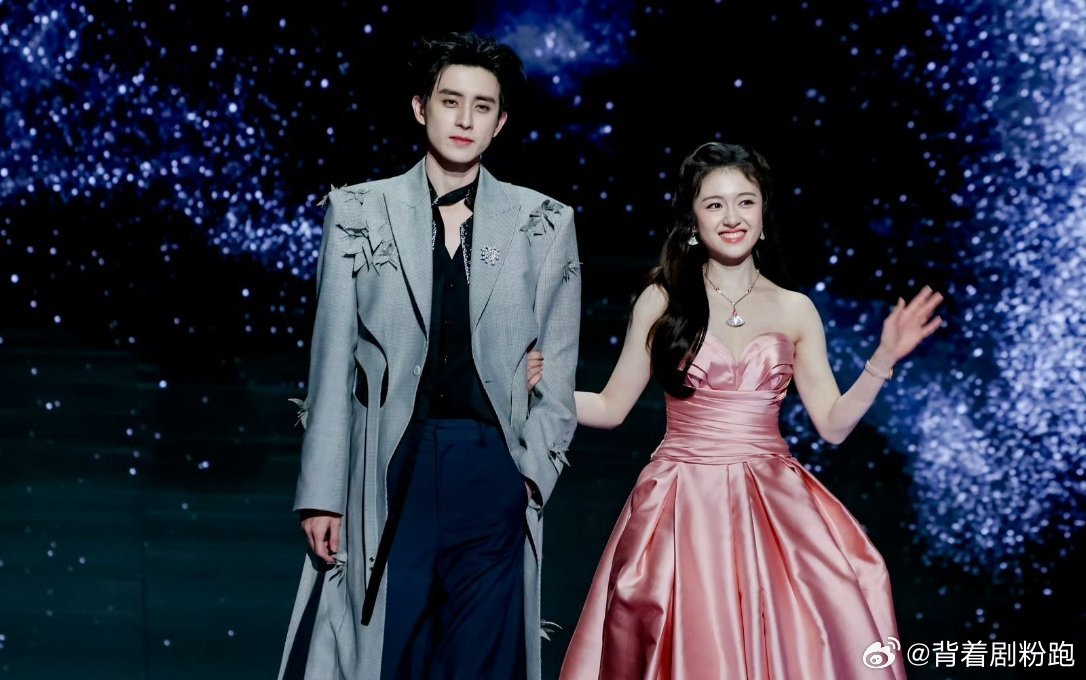 微博之夜红毯众星云集，多对CP亮相引热议