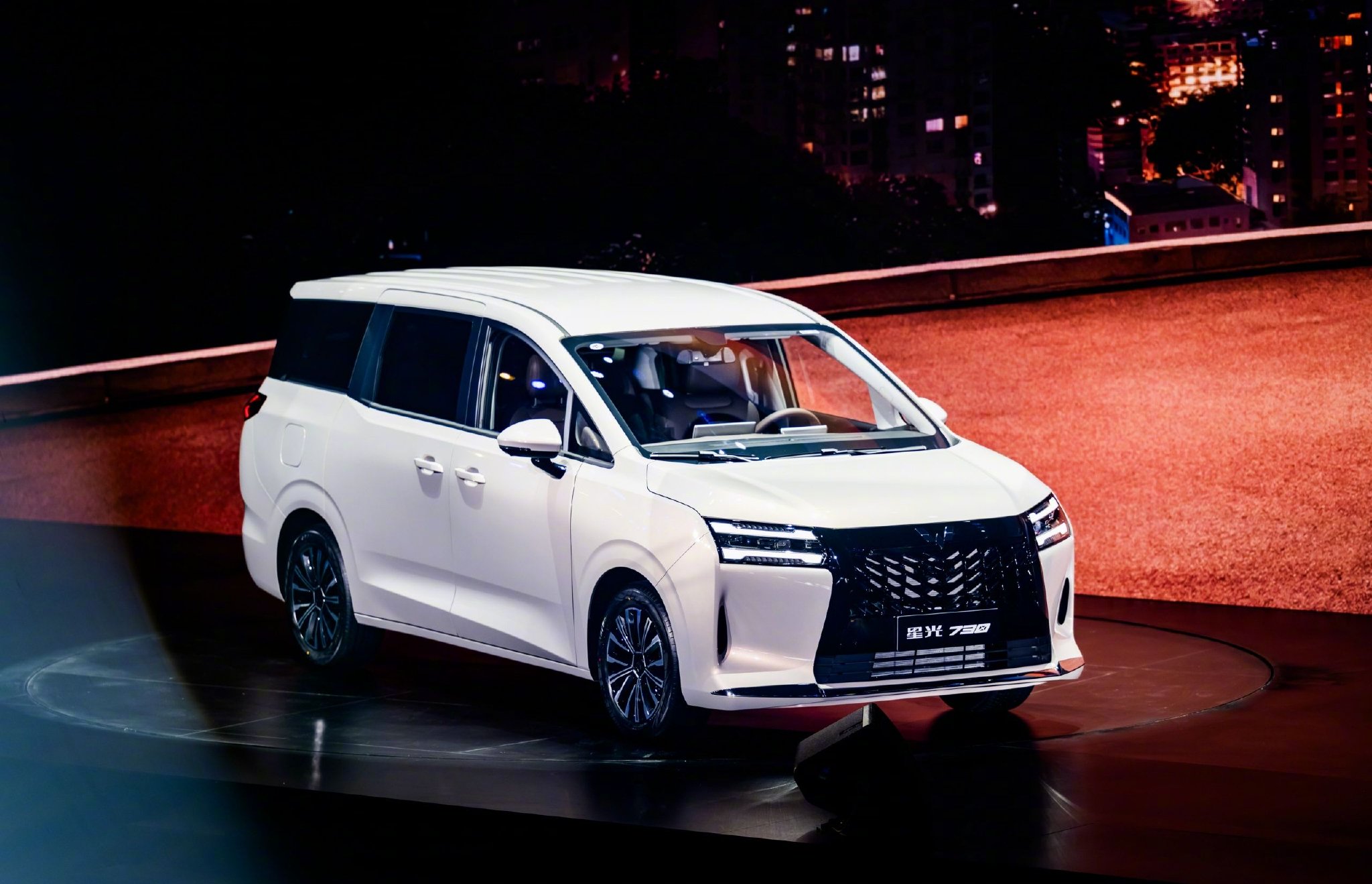 五菱星光730上市，售价7.30万起，置换补贴7.10万起