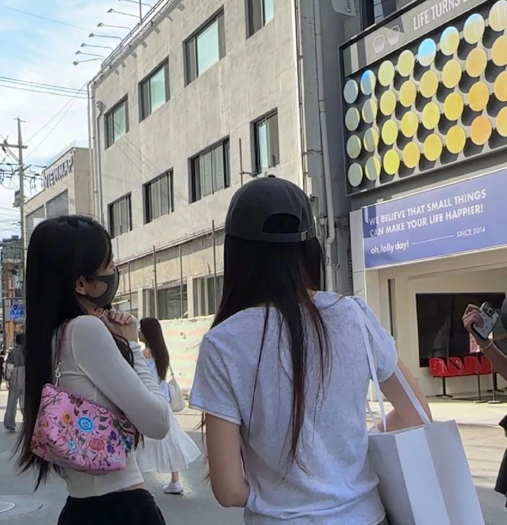 田曦薇在韩频繁被偶遇