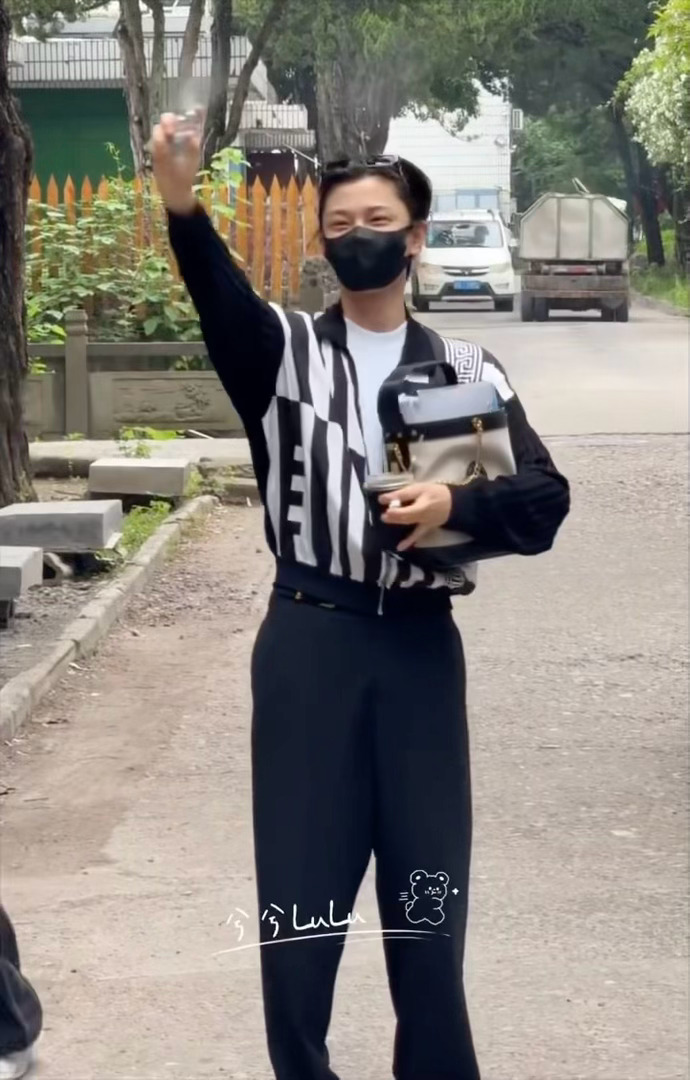 丁禹兮为粉丝喷香水互动