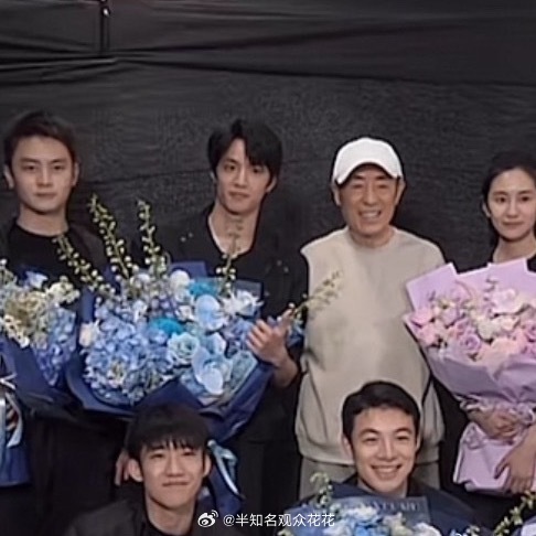 刘耀文张艺谋惊蛰无声杀青合照曝光