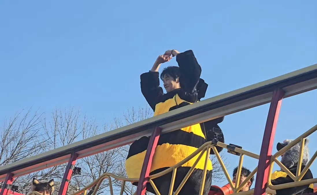 魏大勋花车热舞引粉丝尖叫