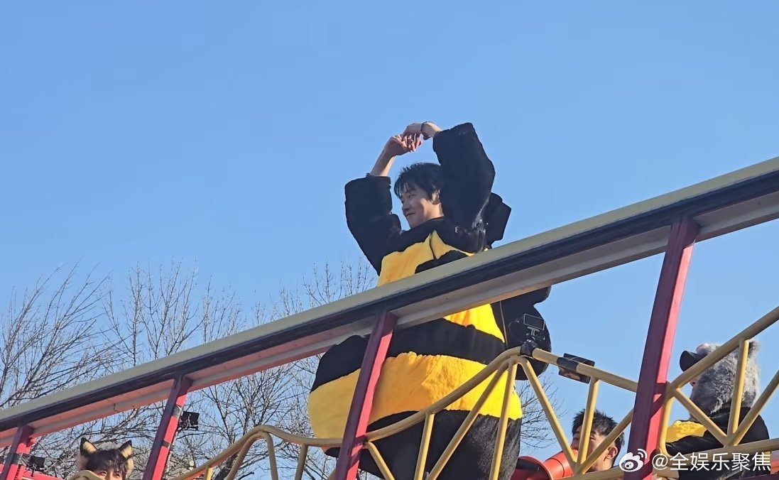 魏大勋车窗热舞引爆粉丝尖叫