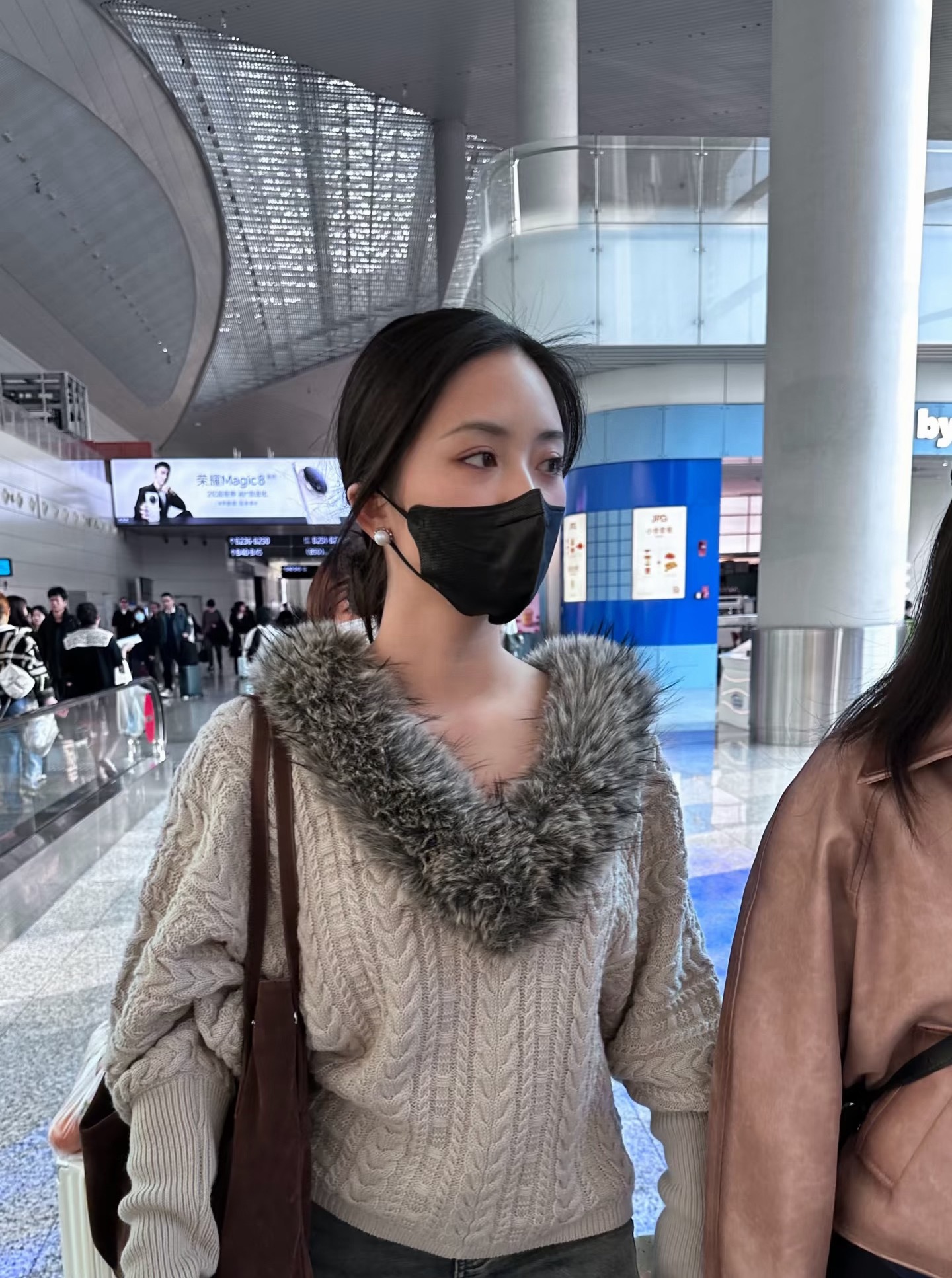 王楚然沈月同穿毛领针织毛衣