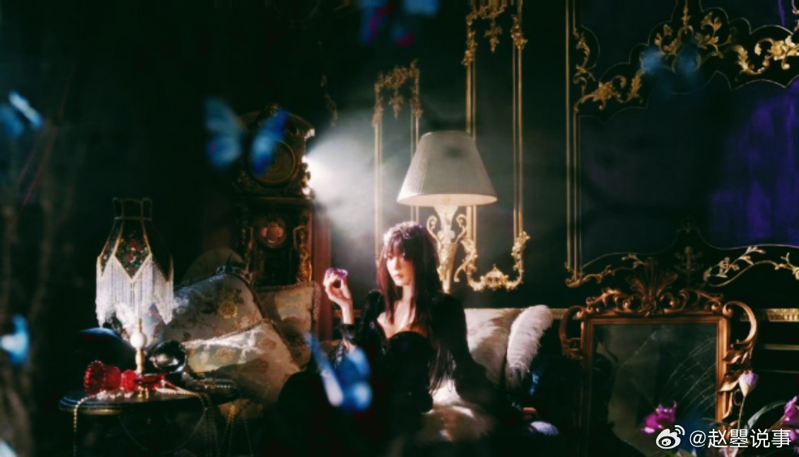 胡意旋黑玫瑰造型惊艳全场，黑色蕾丝长裙配王冠气场十足