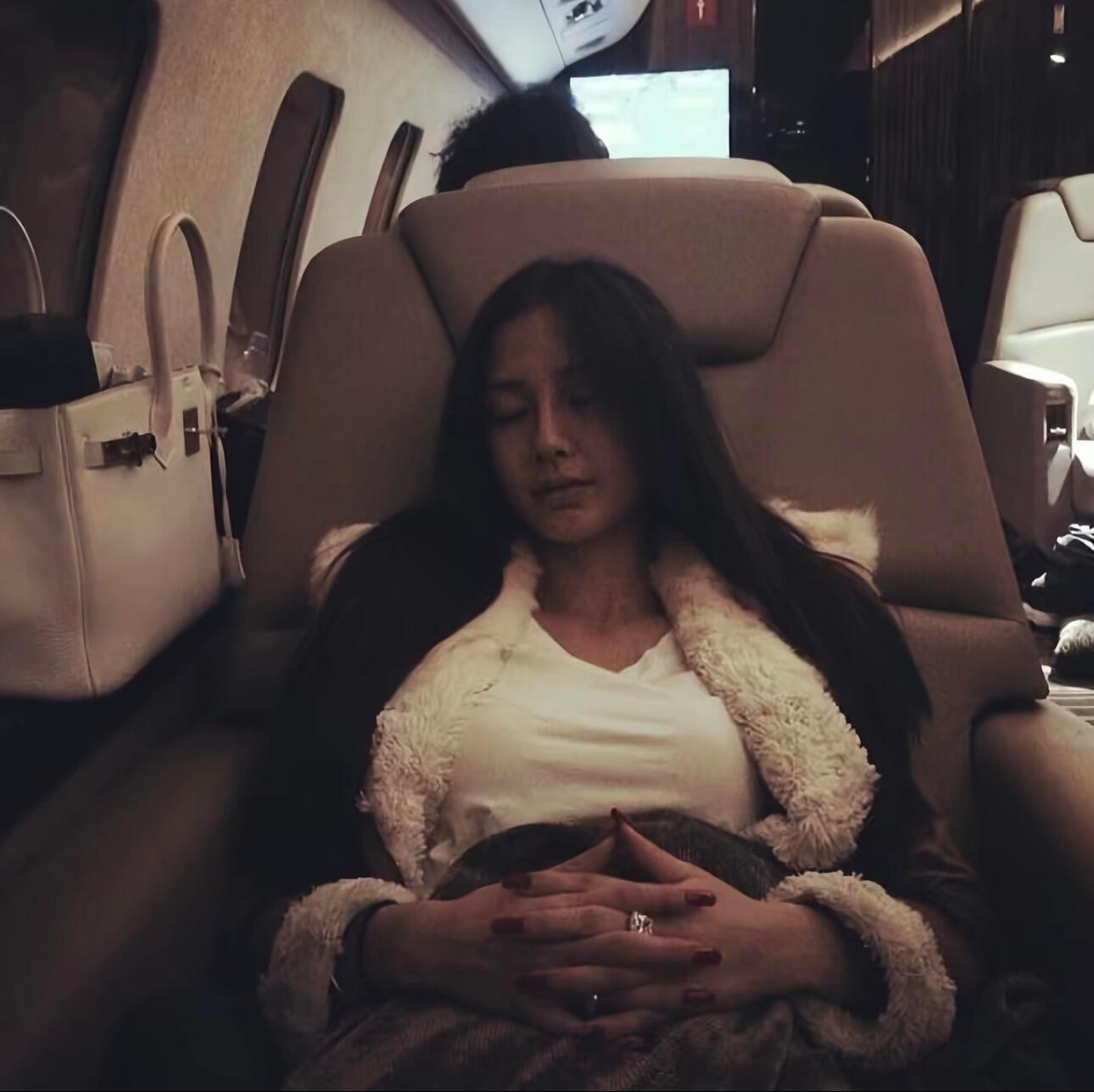 Angelababy十年前已引领现今潮流，ins晒钻戒爱马仕私人飞机