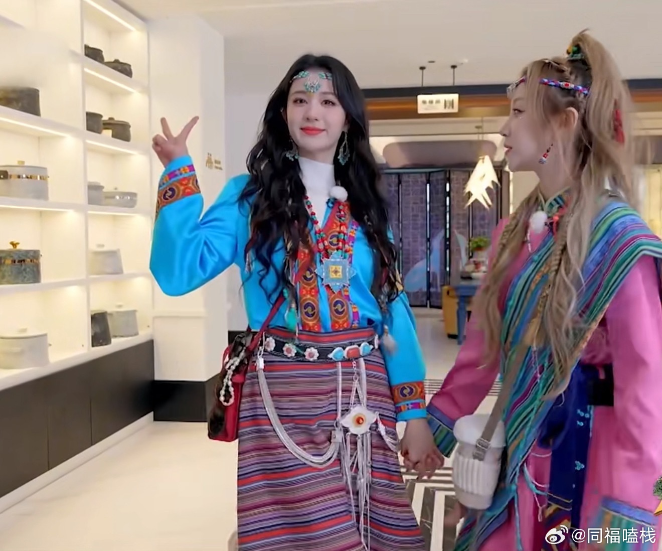 王楚然宋雨琦同框穿民族风服饰