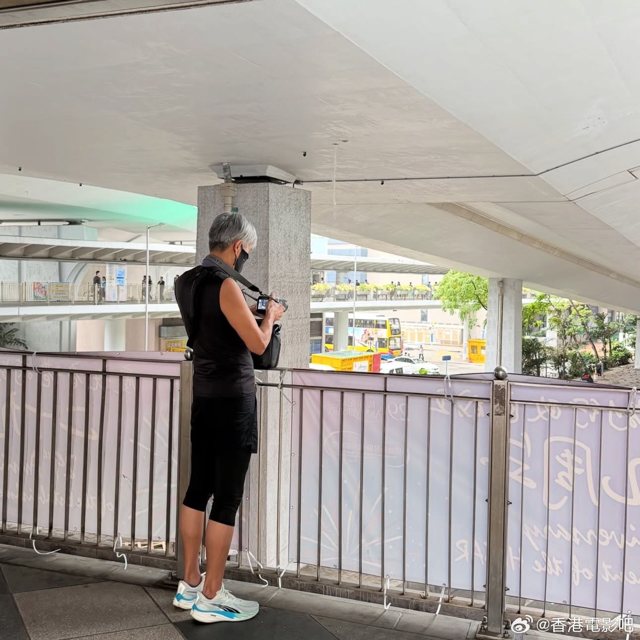 周润发香港街头拍戏被路人偶遇