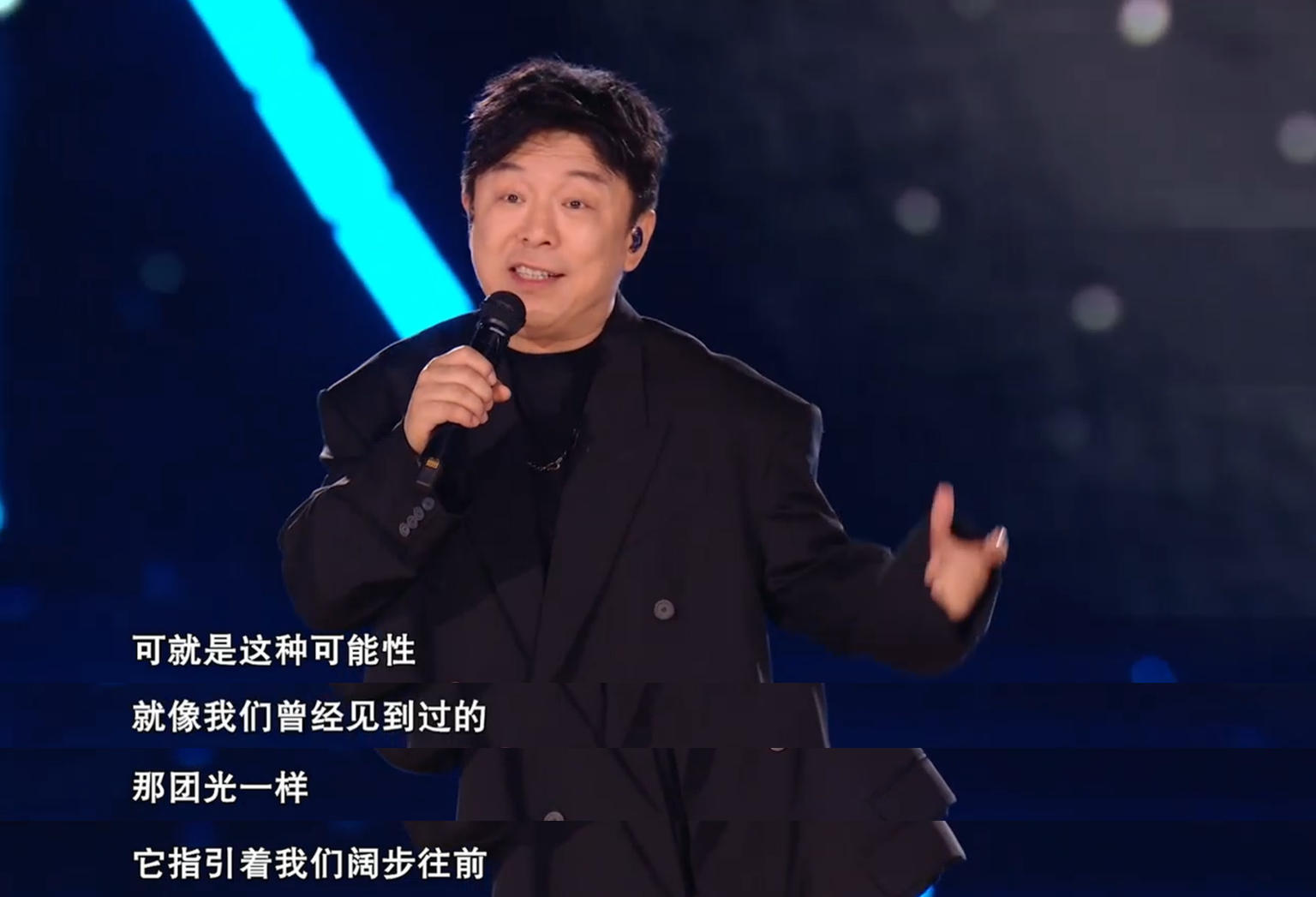 黄渤星光盛典演讲引共鸣，鸿蒙生态设备突破10亿台