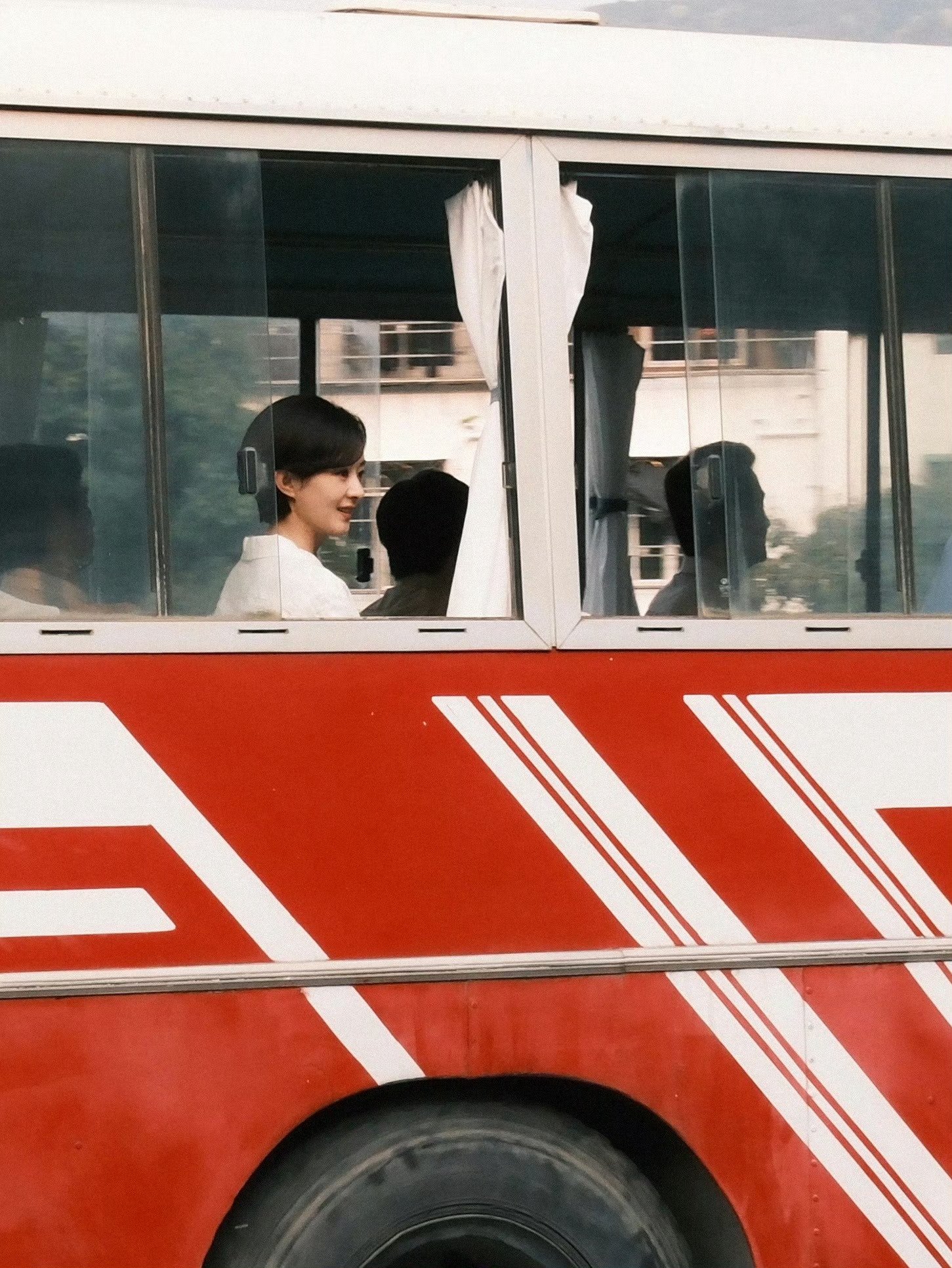 赵丽颖《小城大事》剧照曝光，李秋萍乘车迎新年