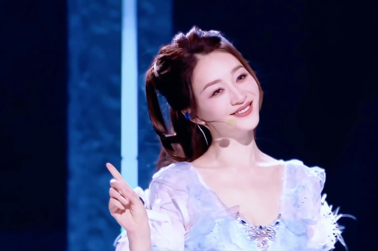 李小冉三公造型曝光，蓝色美瞳演绎神女下凡