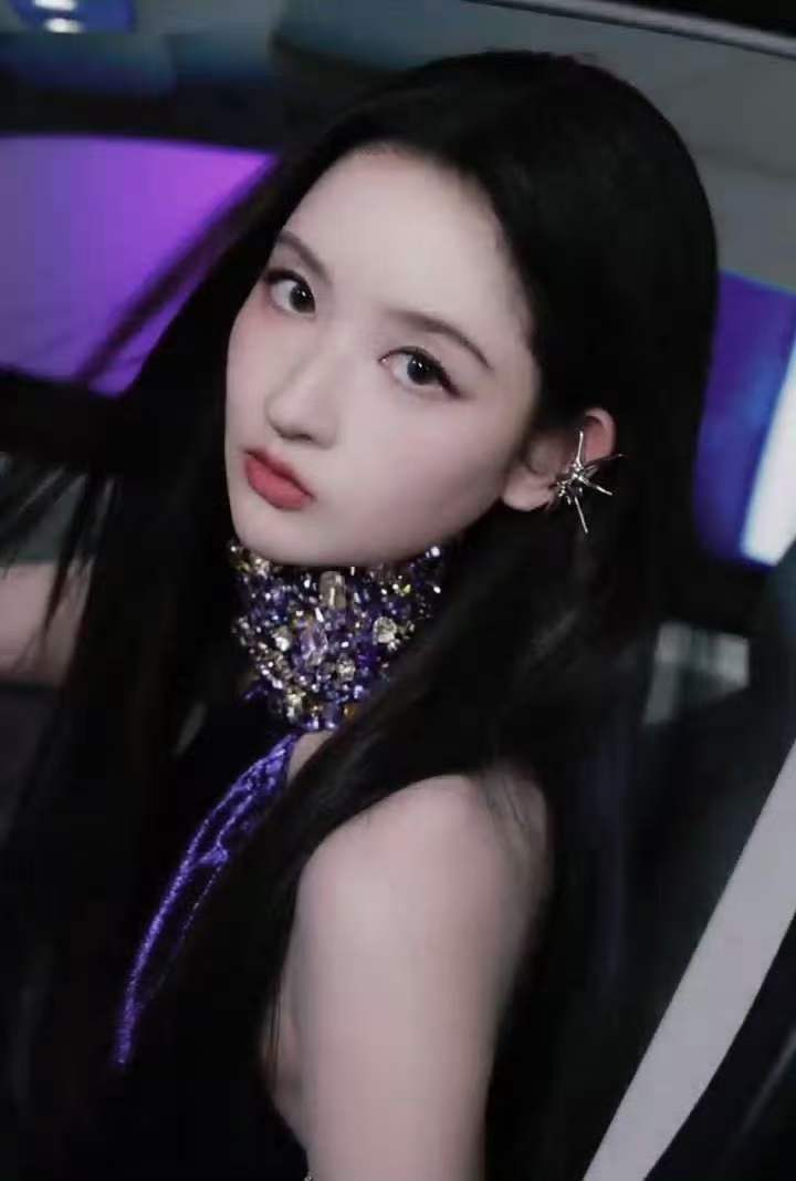 王玉雯紫色造型引热议，网友赞其状态佳