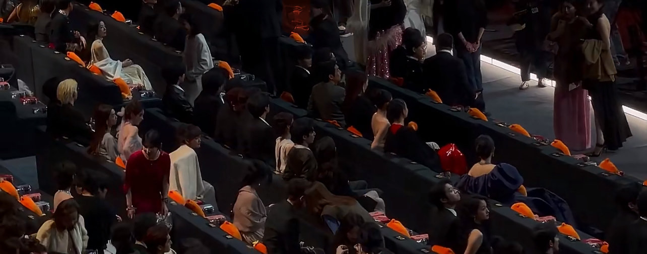 杨幂宋祖儿热聊被拍，身体倾斜引关注