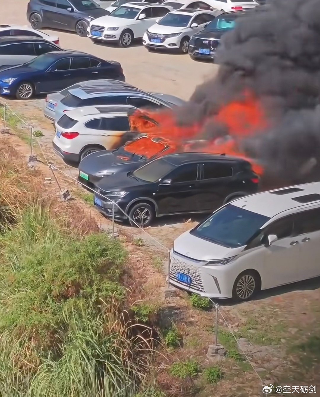 阿维塔06副驾冒烟起火，厂家回应电池包自燃特征不符