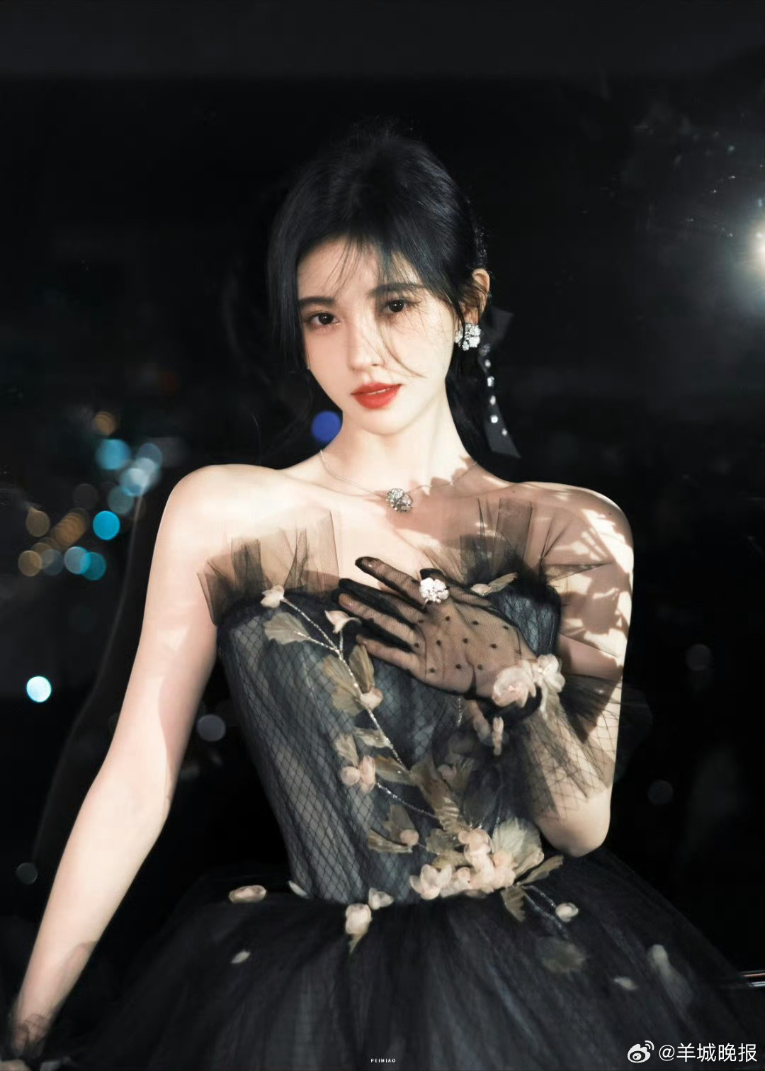 鞠婧祎唐嫣等女星被赞人海中最耀眼的黑宝石