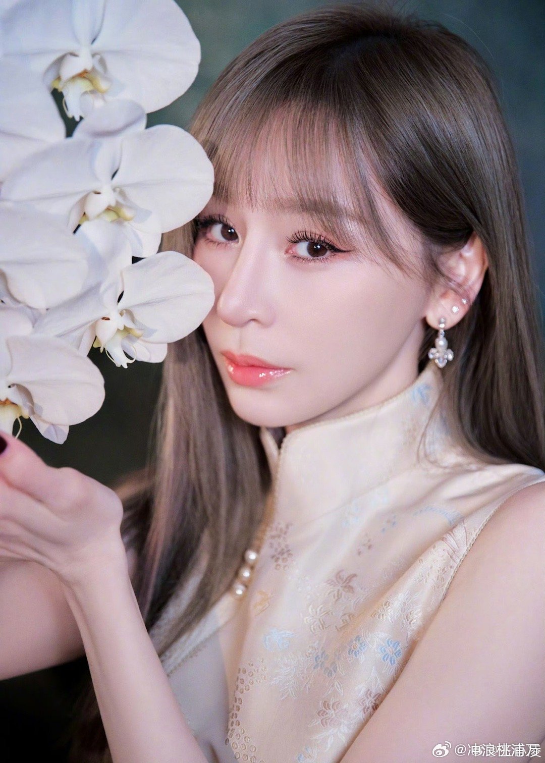 王心凌晒新年旗袍照，月光下优雅动人