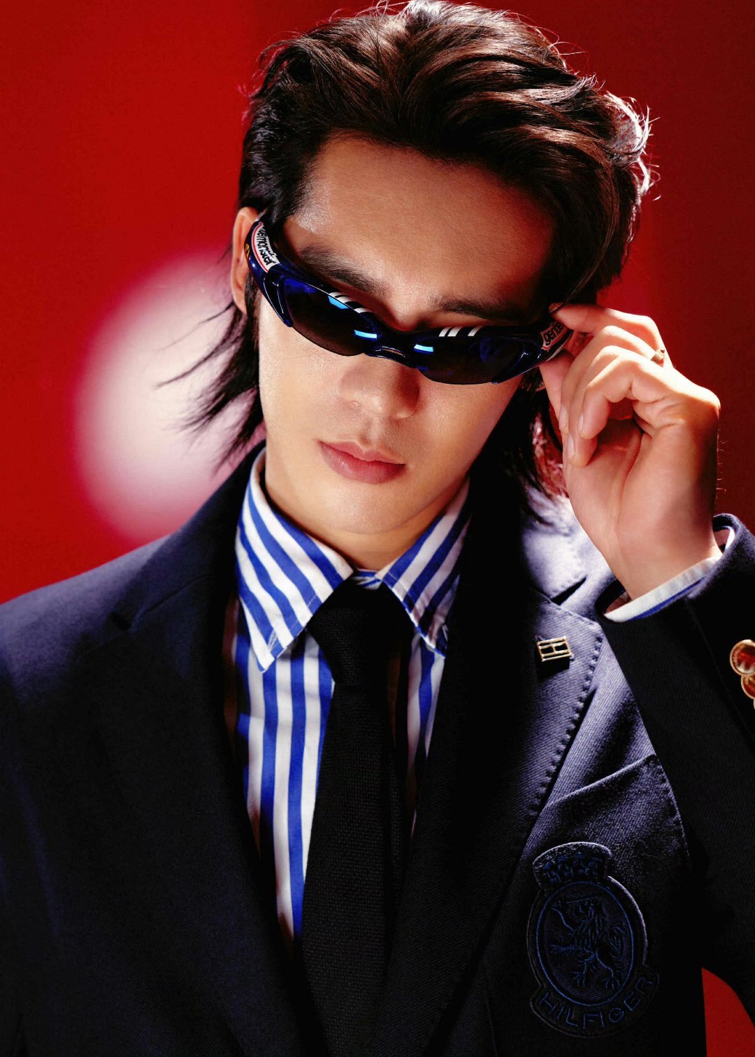 于适亮相F1中国大奖赛，藏青西装混搭牛仔裤尽显潇洒