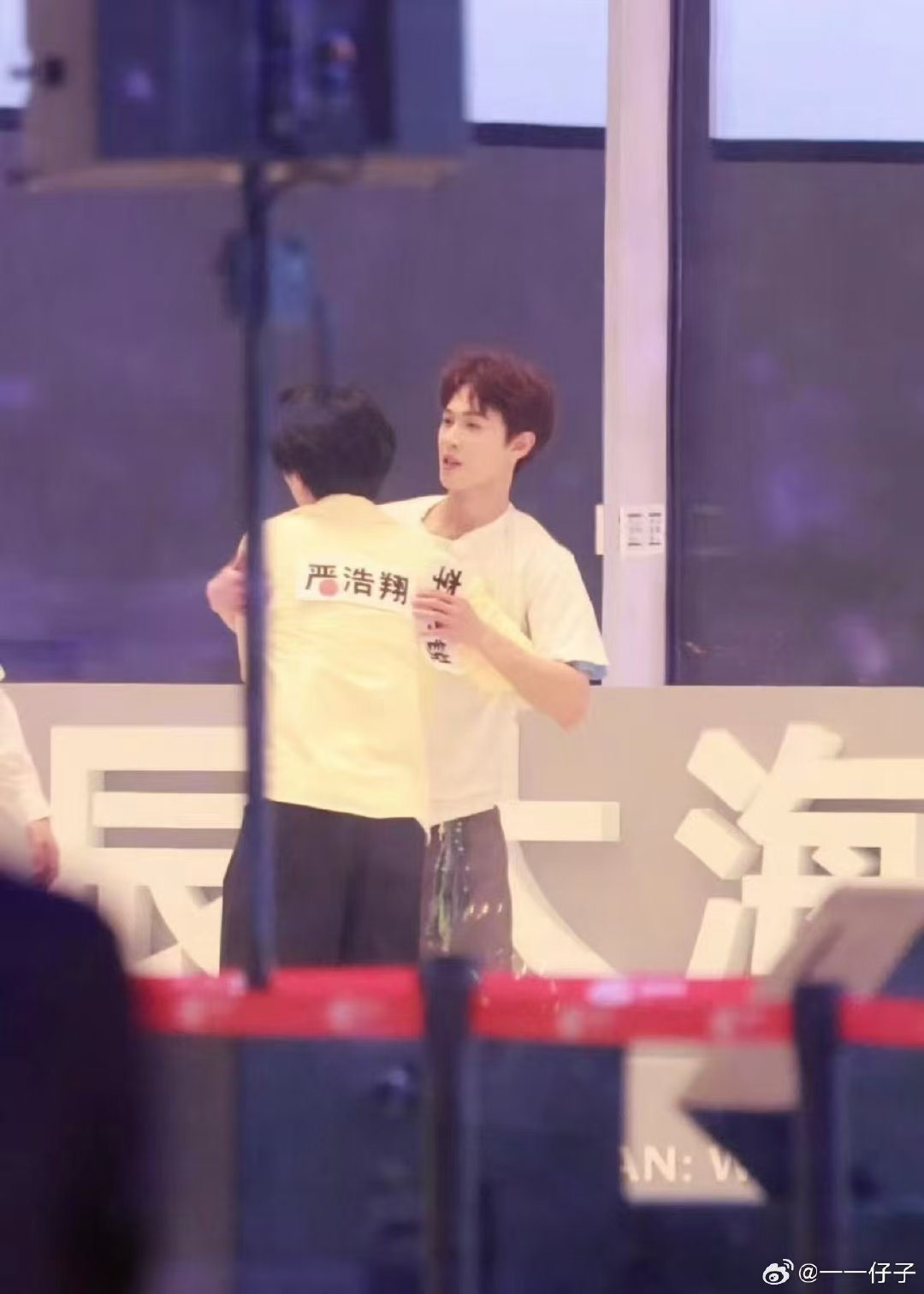 严浩翔节目中撕名牌击败李晨孟子义李昀锐