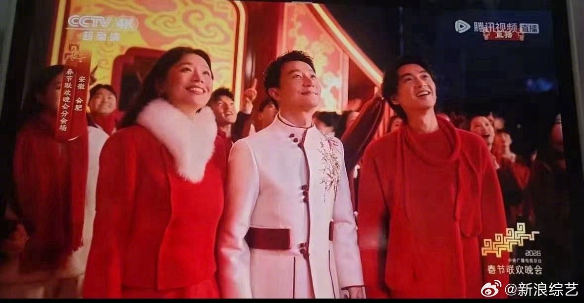 黄轩马思纯13年后春晚再续兄妹缘