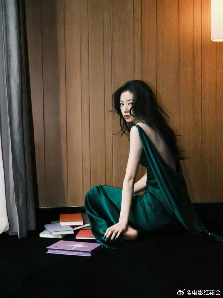 周雨彤代张天爱领奖显友情