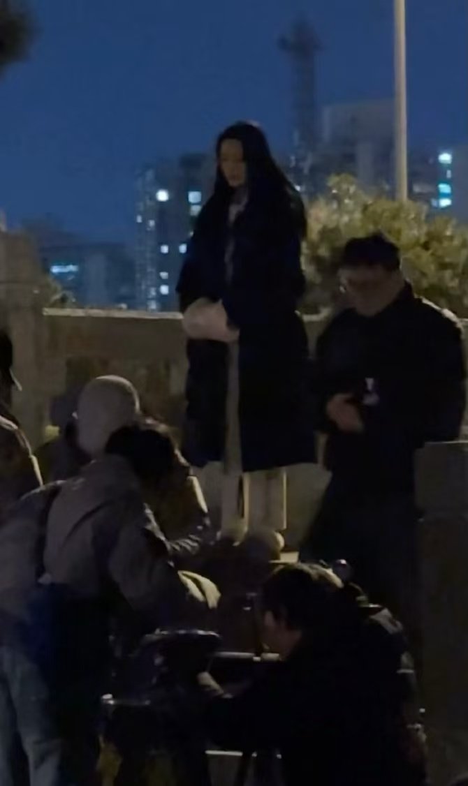 胡歌骑自行车载李沁同框画面清新温暖