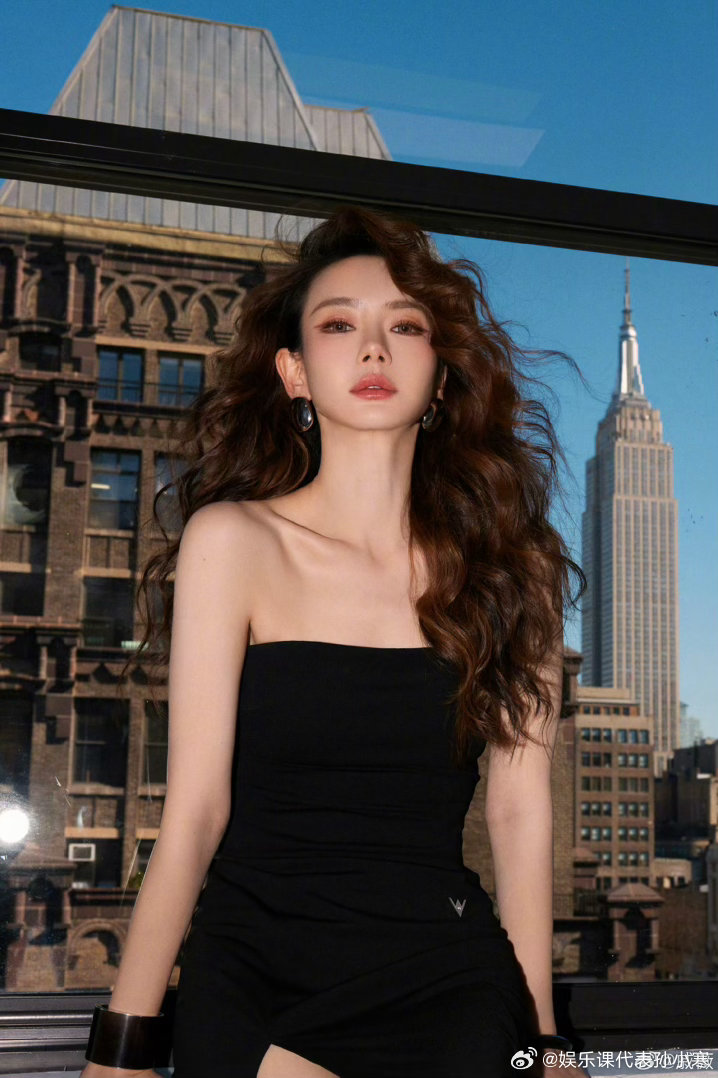 戚薇大侦探十周年庆生，诠释爱角色更爱自己