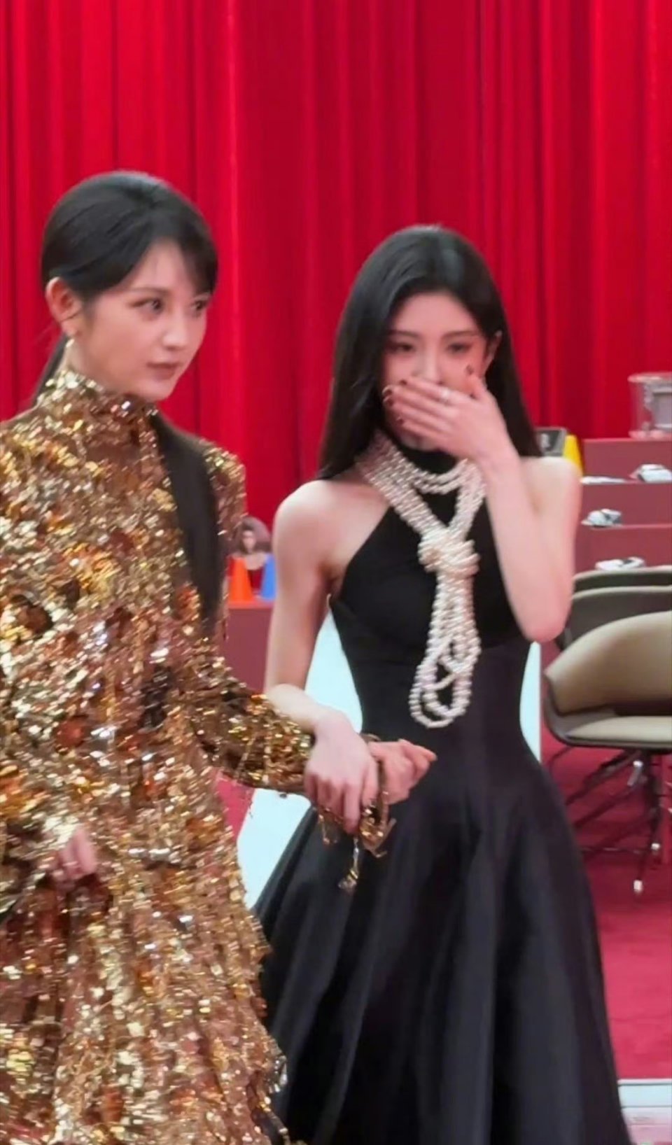 鞠婧祎田曦薇星光大赏红毯牵手同框