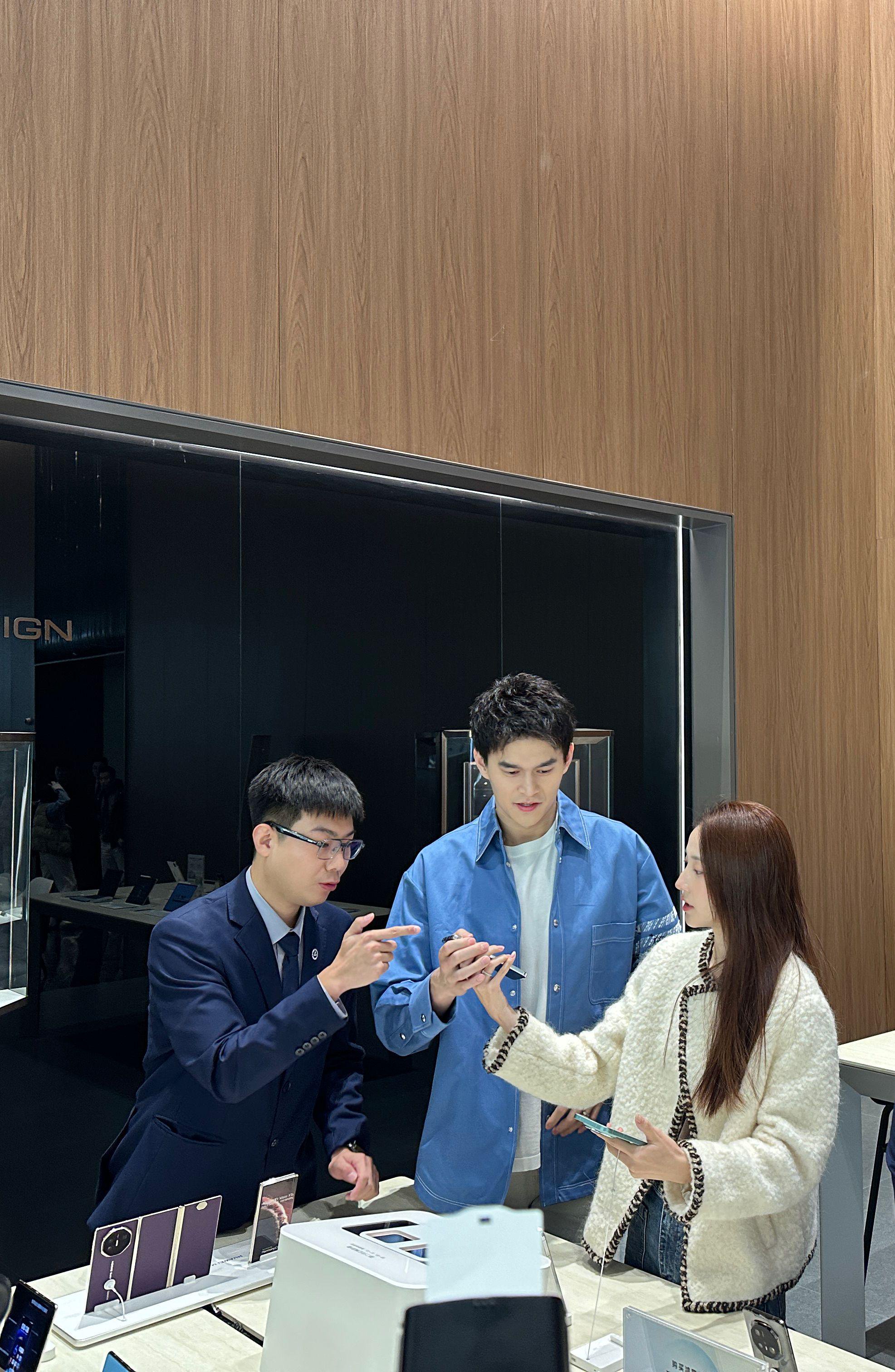 孙杨夫妇杭州逛街被偶遇，皮肤白皙互动亲密