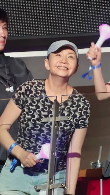 宋丹丹穿20年前家有儿女衣服看那英演唱会
