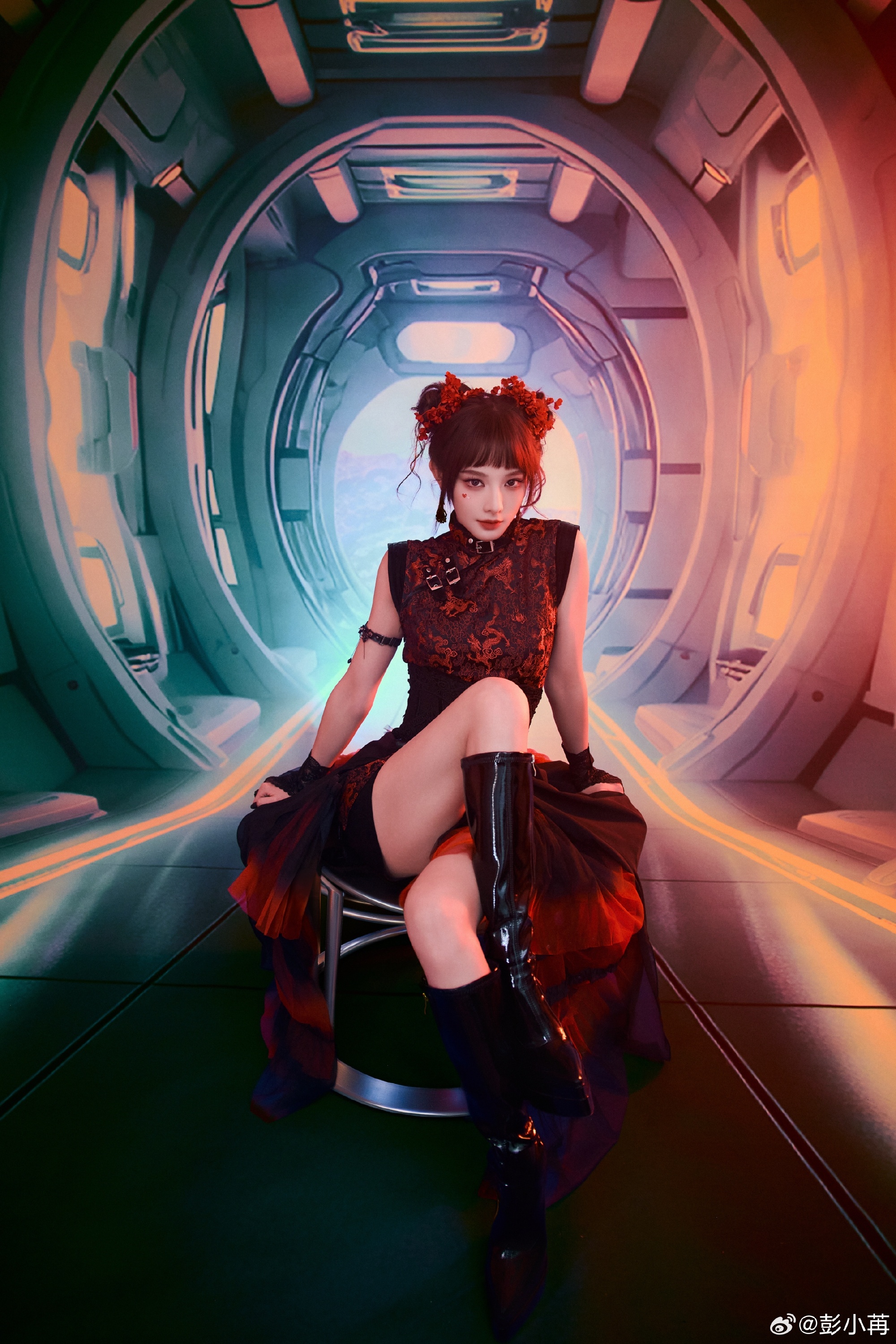 彭小苒新春造型喜庆亮相，福娃装扮年味十足