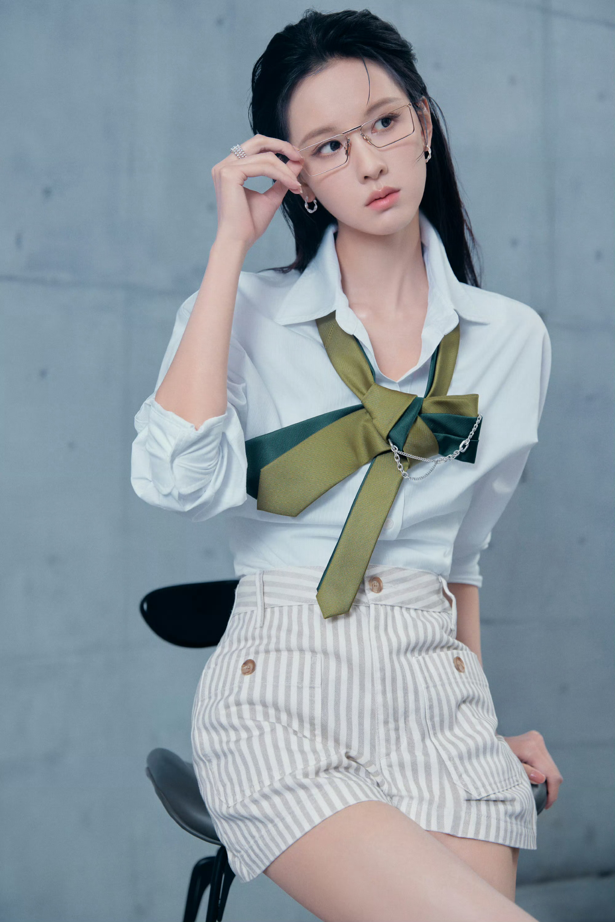 陈都灵白衬衫绿领结造型干练飒爽，金丝眼镜姐感十足