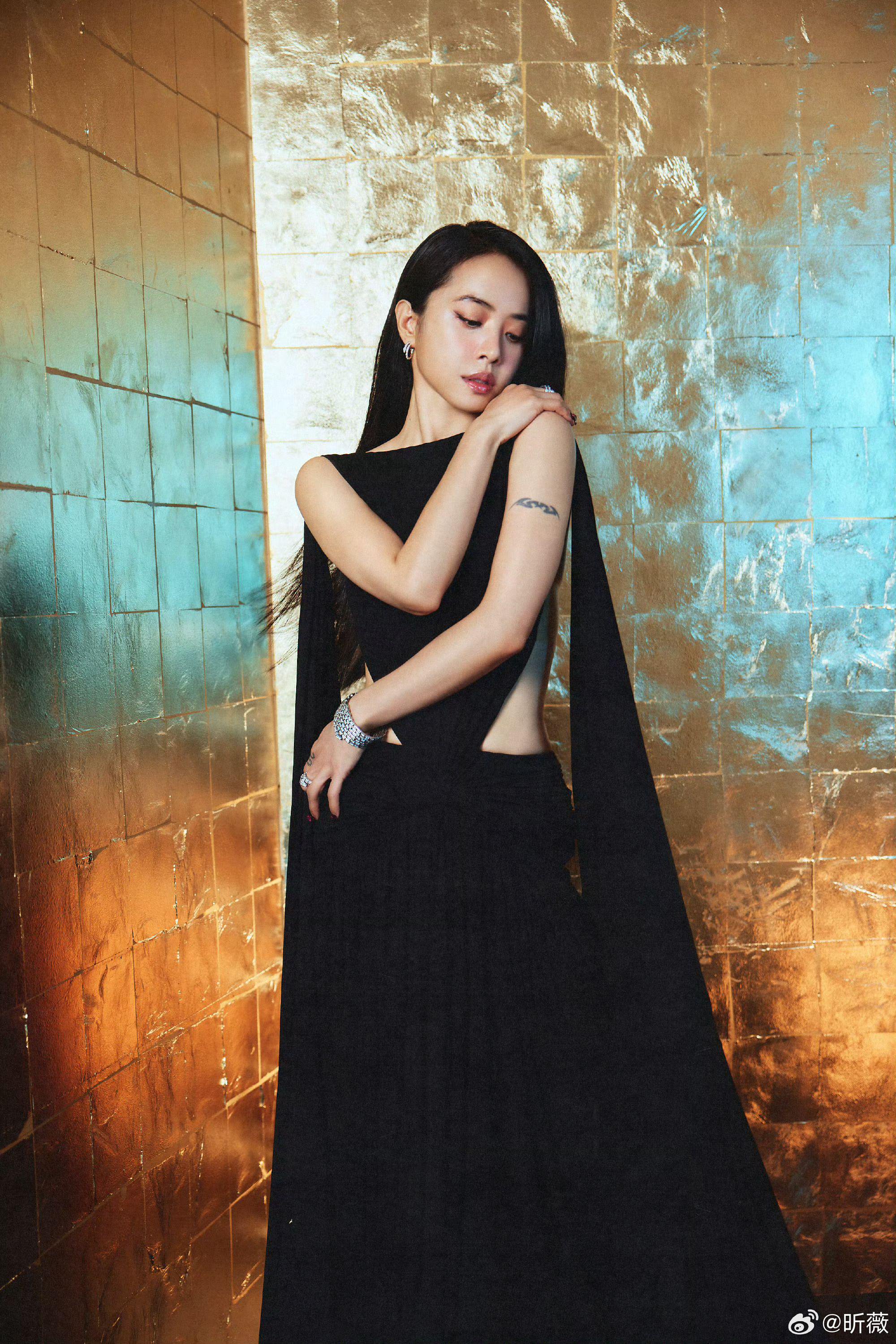 蔡依林金曲奖红毯穿BALENCIAGA黑裙配宝格丽珠宝