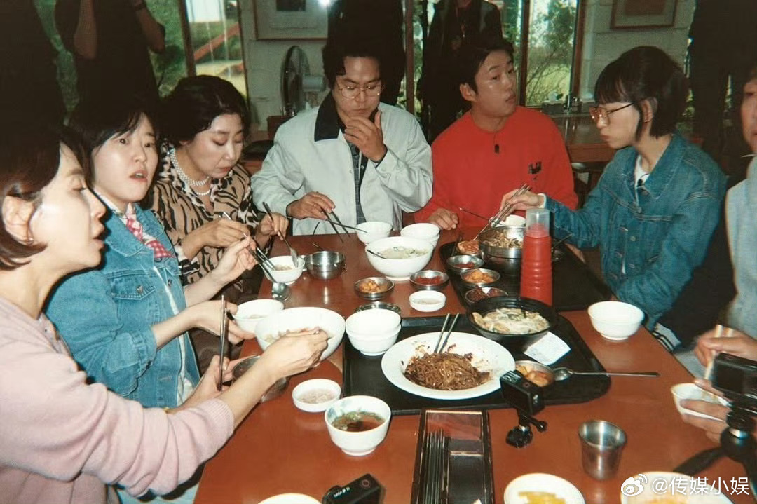 《请回答1988》十周年团综大合照曝光，全员还原经典造型